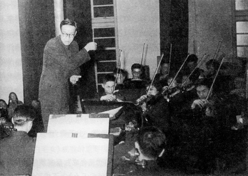 黃貽鈞大師在上音大禮堂“畢業匯報音樂會”上指揮管弦樂班學生樂隊（1964年）.jpg