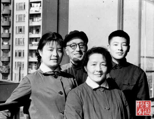 “文革”后全家合影。.jpg
