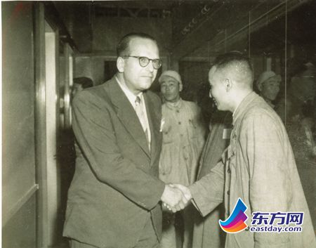 　　1949年5月—10月，范長江在擔任《解放日報》社長兼總編輯期間接見外賓。上海檔案館提供.jpg