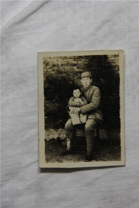 1、圖為胡文杰烈士參加解放上海戰役前夕，與2歲兒子胡曉軍的合影。胡文杰本人未能看到這張照片。.jpg