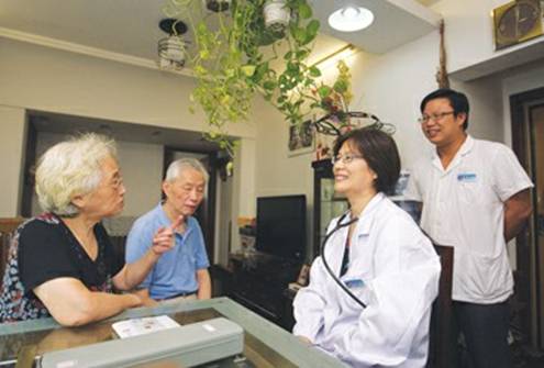 1石門二路社區衛生服務中心家庭醫生上門為居民提供服務